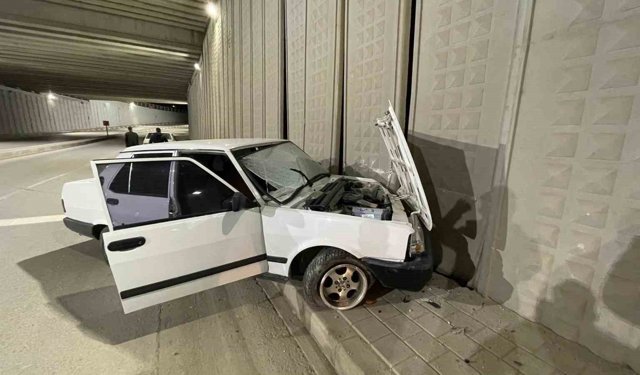 Kontrolden çıkan otomobil alt geçidin duvarına çarptı