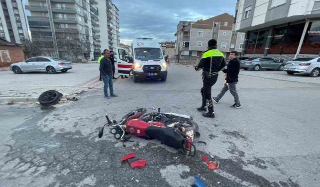 Otomobille motosikletin karıştığı kaza ucuz atlatıldı