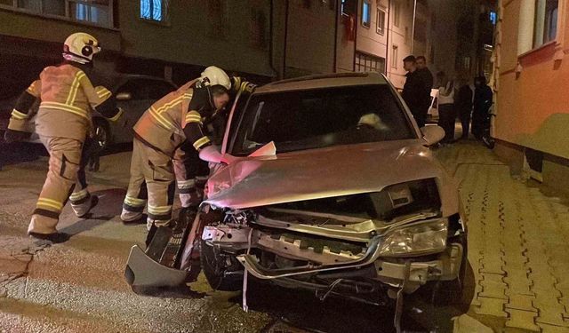 Kaza sonrası kendilerini otomobilden dışarı attılar