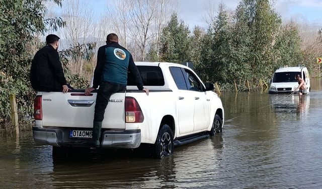 Sel sularında mahsur kalan araçları ekipler kurtardı