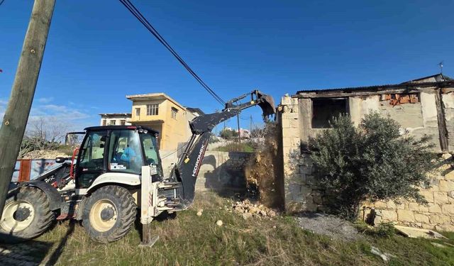 Çökme riski taşıyan metruk bina yıkıldı