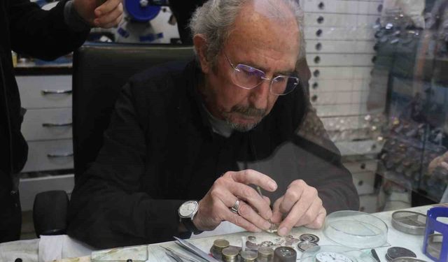 Okuldan vazgeçti, ömrünü akrep ve yelkovana adadı