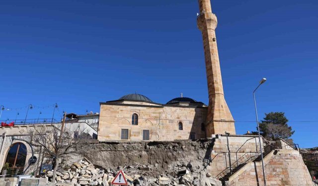 Tarihi caminin istinat duvarı çöktü, o anlar kameralara yansıdı