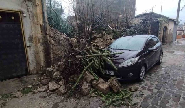 Duvar çöktü, park halindeki araç zarar gördü