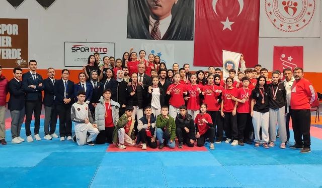 Niğde’de genç taekwondocular grup bileti aldı