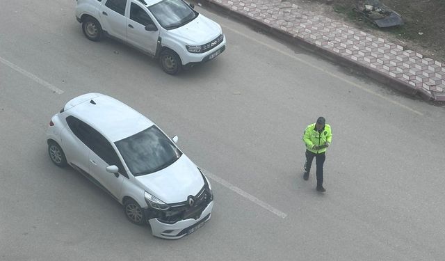 Özbelde mevkiinde iki otomobil çarpıştı