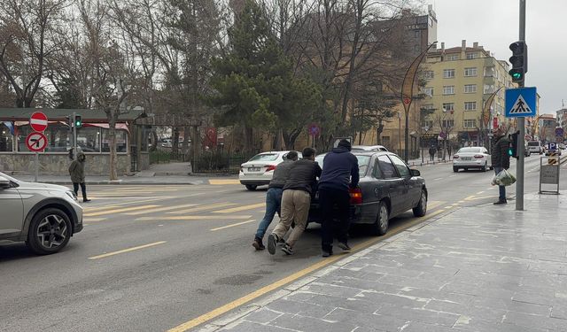 Niğde’de yolda kalan sürücüye vatandaştan destek