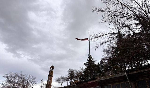 Şiddetli rüzgâr bayrakları yırttı