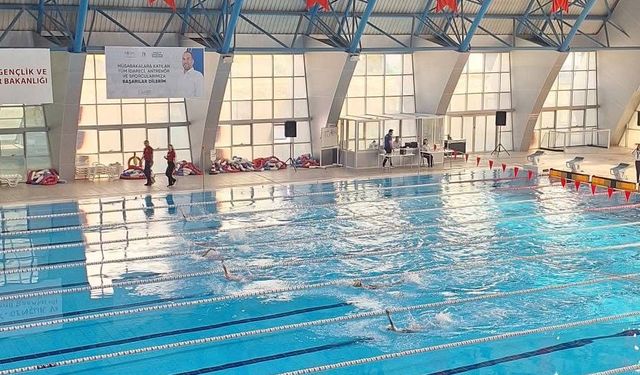 Niğde’de Ulusal Gelişim Ligi yüzme müsabakaları başladı
