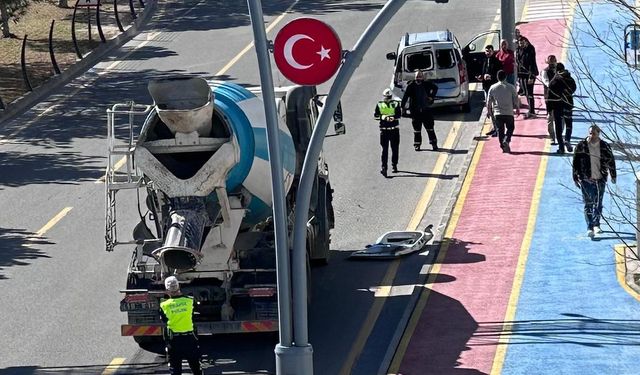 Niğde’de beton mikseri hafif ticari araca çarptı: 1 yaralı