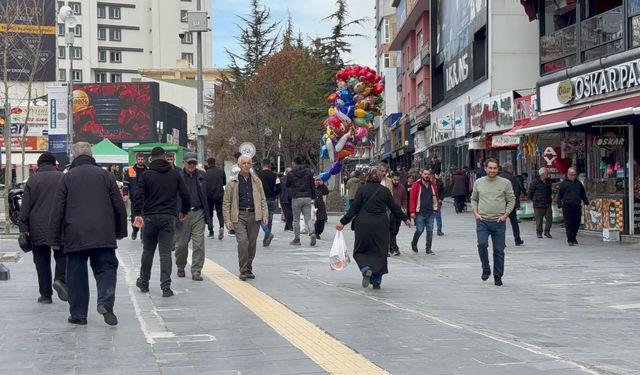 Niğdeliler çarşıya akın etti