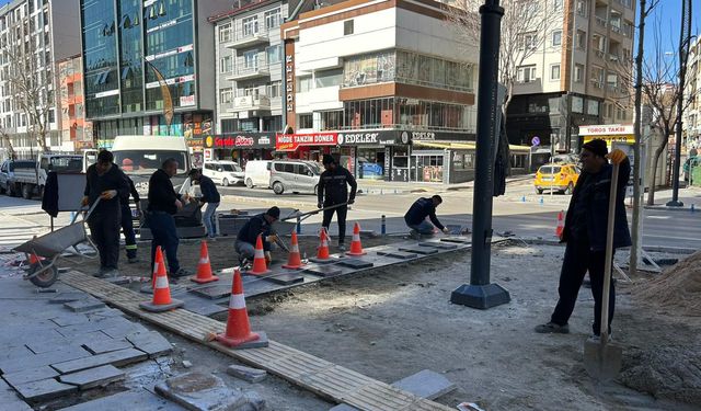 Niğde’de Dr. Sami Yağız Caddesi’nde kaldırım düzenlemesi