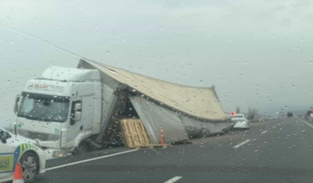Niğde-Kayseri yolunda palet yüklü tır devrildi