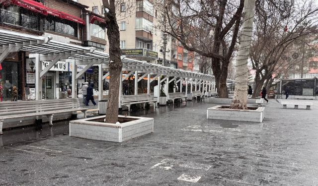 Niğde’de kar yağışı sonrası çarşı boş kaldı