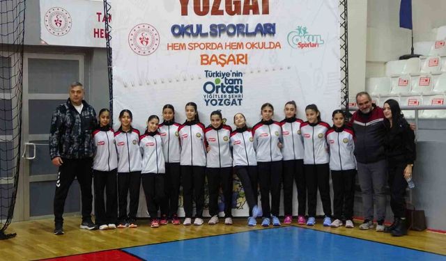 15 ilden 224 sporcunun katılımıyla voleybol müsabakaları başladı