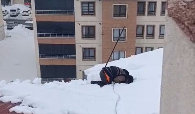 Dondurucu soğuğa rağmen çatıda ibadet