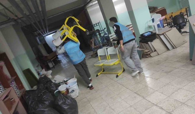 Yükümlüler ara tatilde 6 okulu temizledi