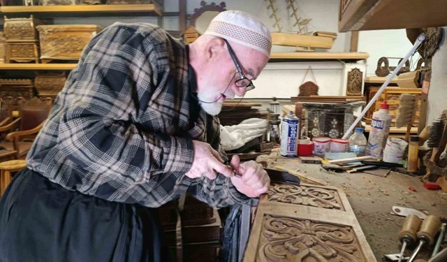 49 yıldır oymacı sandık ustalığı yapıyor