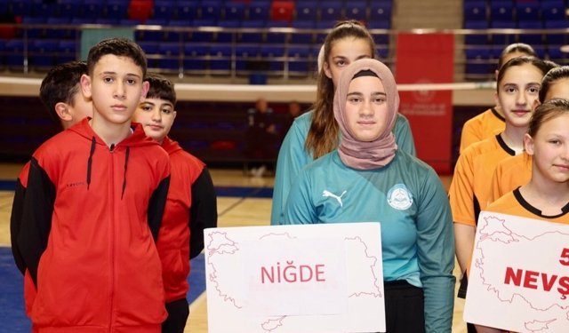 Niğde’de badminton yıldızlar grup müsabakaları başladı