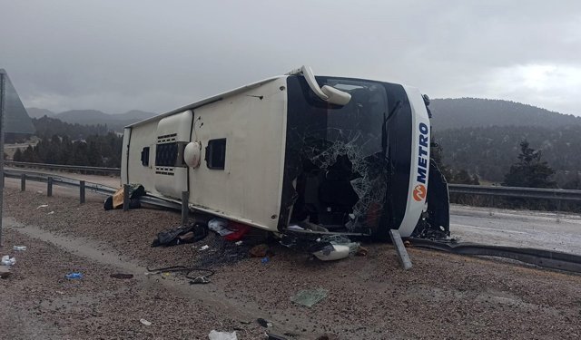 Yolcu otobüsü devrildi: 15 yaralı