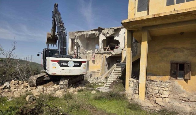 Metruk binalar bir bir yıkılıyor