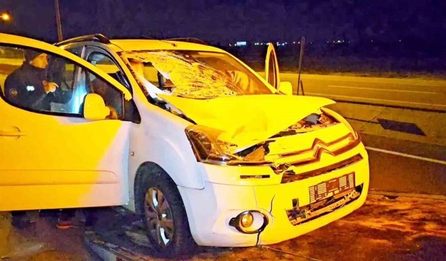 Hafif ticari araç yayaya çarptı: 1'i ağır 2 yaralı