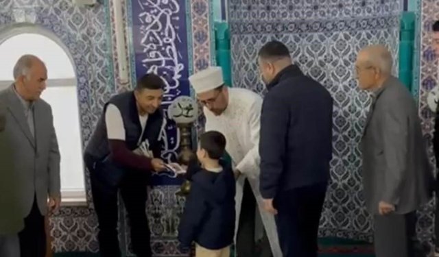 Bayram namazı sonrası çocuklara harçlık dağıtıldı