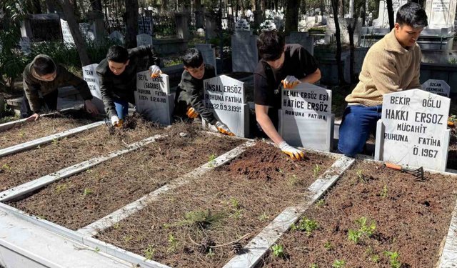 Anneannelerinin öğüdüyle başladılar, binlerce mezarı temizlediler