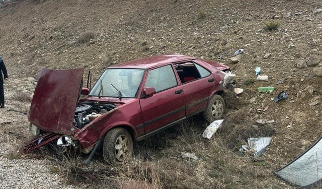 Devrilen otomobildeki 5 kişi yaralandı