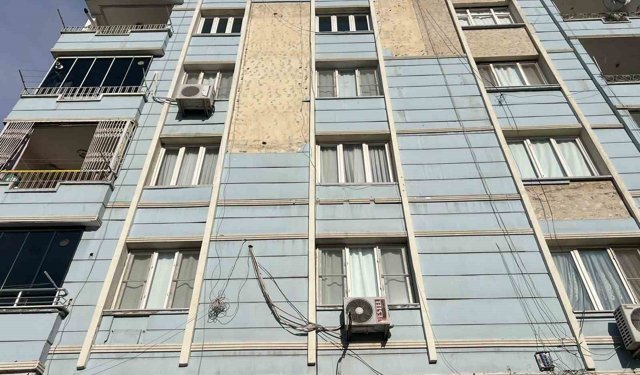 Binadan dökülen parçalar hastanelik etti