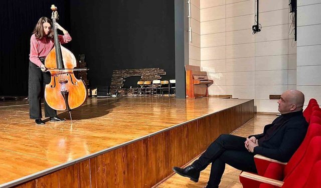 Bu çocuğun kulakları radar kadar hassas