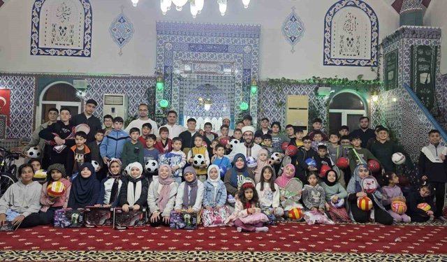 Camiye gelen çocuklar çifte bayram yaptı