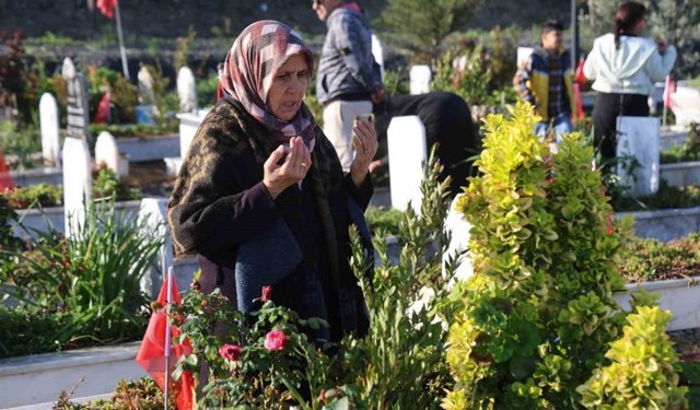 Deprem şehitliğinde hüzünlü bayram