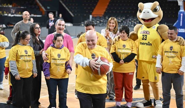 Down sendromlu çocuklar  spor kulübü ile aynı sahada buluştu