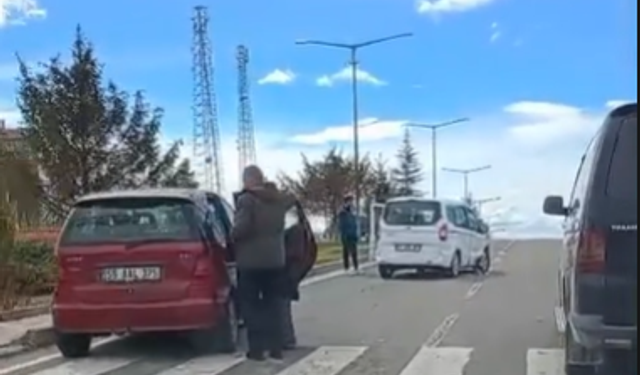 Bor’da kavşakta iki araç çarpıştı