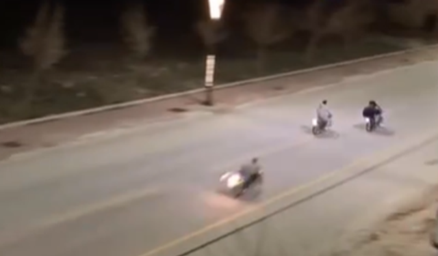 Niğde’de motosikletli gençlerin tehlikeli yarışı kamerada