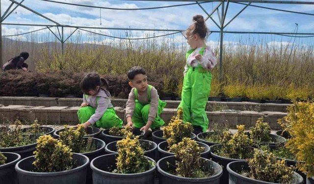 Minik öğrenciler fidanlıkta doğayla buluştu