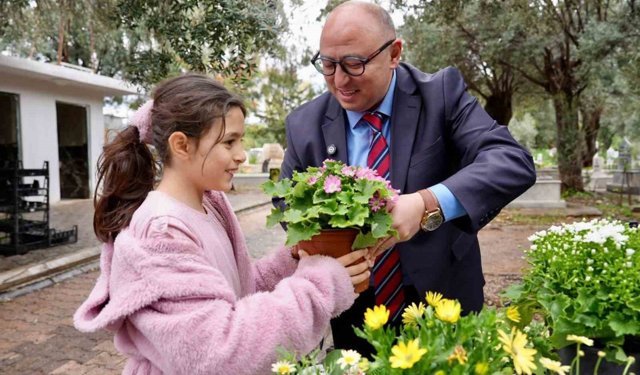 Kabir ziyaretine gelenlere çiçek dağıtıldı