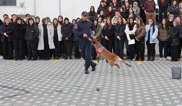 İtaat köpeği Nefes'ten öğrencilere nefes kesen gösteri