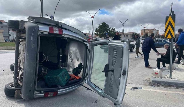 Otomobille çarpışan hafif ticari aracın devrilmesi kameraya yansıdı: 2 yaralı