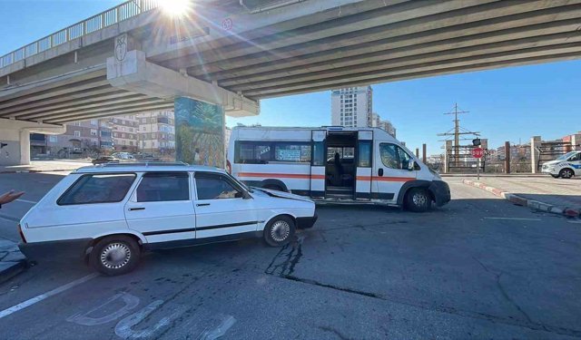 Yolcu minibüsü ile otomobil çarpıştı: 2 yaralı