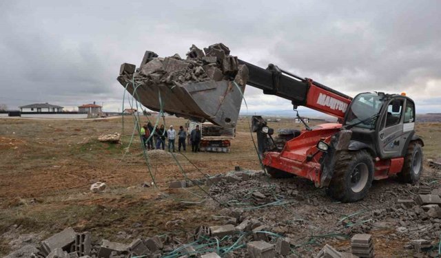Briket yüklü kamyon yan yattı