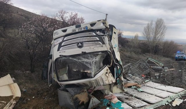 Kontrolden çıkan kamyonet devrildi: 1 yaralı