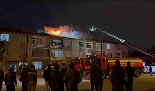 3 katlı apartmanın çatısında yangın paniği