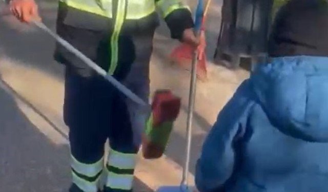 Küçük oğluyla birlikte çalışan temizlik işçisi duygulandırdı
