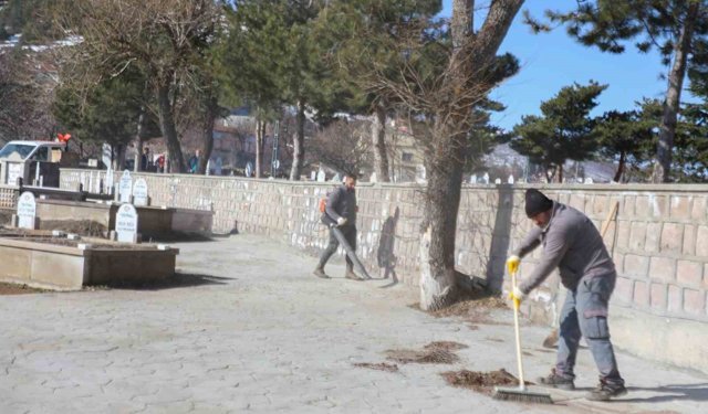 Mezarlıklar bayram için temizlendi