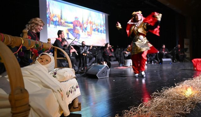 Mersin'de 'İlmek İlmek Kadın' gösterisi izleyenleri duygulandırdı