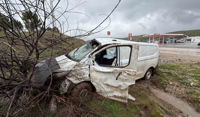 Midibüs şarampole girdi: 1 yaralı