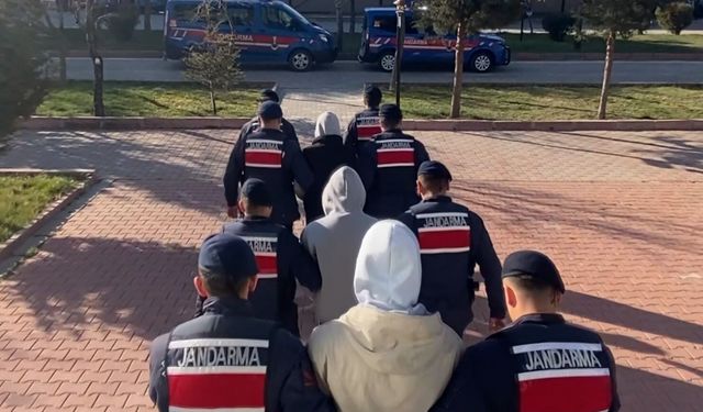 Minibüsün yan kapısının içinden bin 120 adet uyu *şturucu hap çıktı