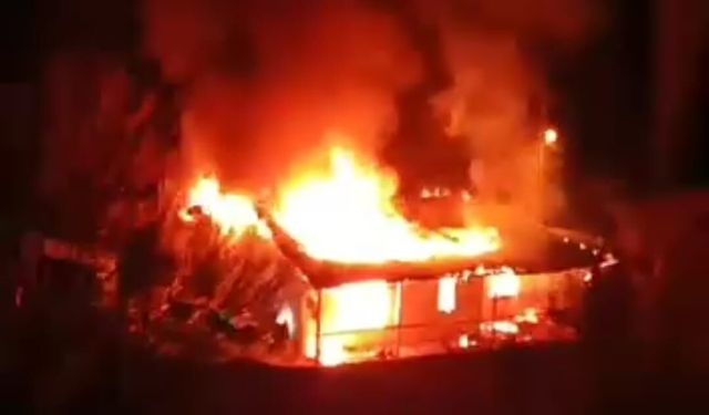 Alev alev yanan ev kullanılamaz hale geldi